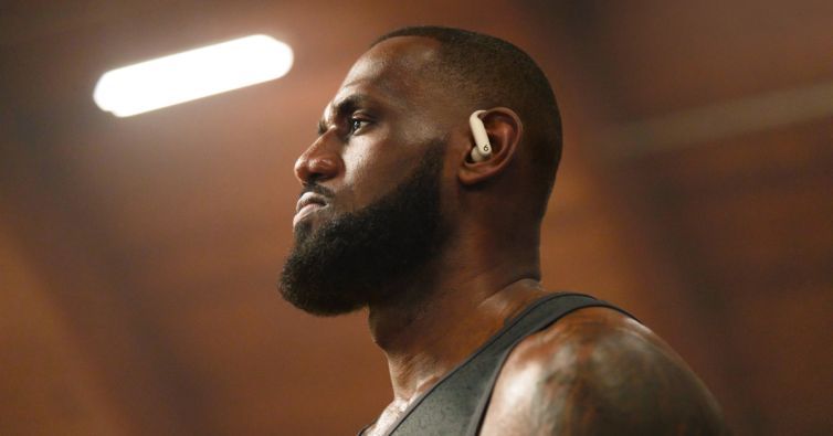 BrandQueries_Powerbeats2_Lebron_InSitu_E